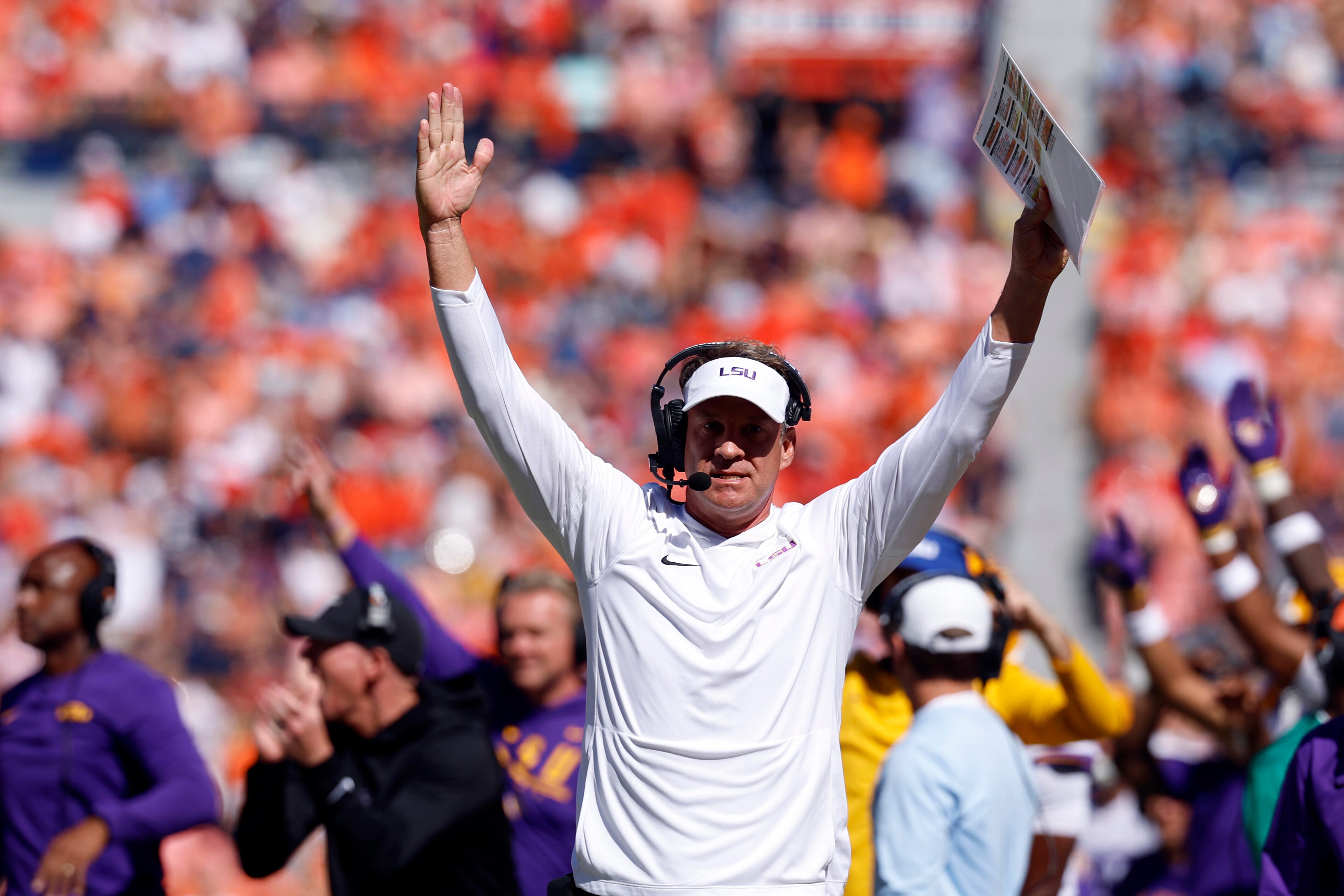 LSU ends road losing streak with dominant win over Auburn