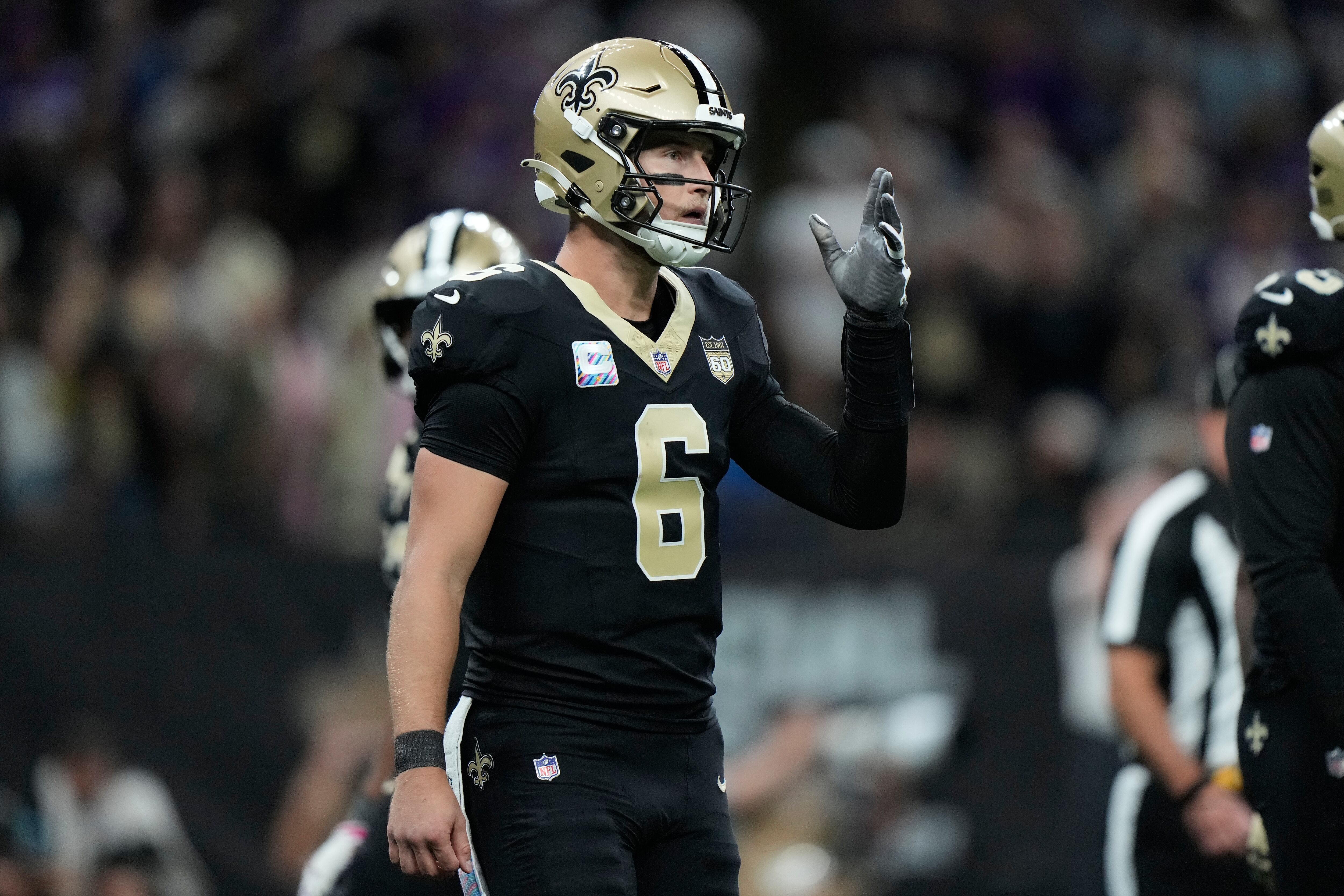Saints quarterback Shough plays through broken left hand