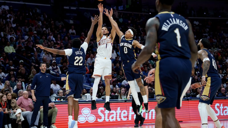 Phoenix Suns guard Devin Booker (1) shoots against New Orleans Pelicans center Derik Queen...